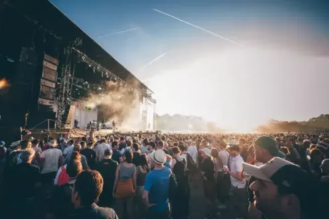 Kermesse à ses origines en 1992, le festival des Vieilles Charrues est aujourd’hui le 2e plus gros festival de France (Crédit photo NicoM)
